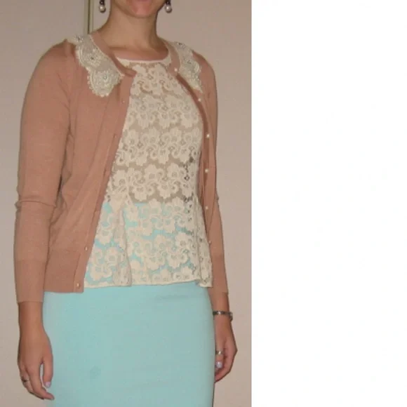 Peach cardigan with lace collar and pearl buttons - Picture 5 of 7